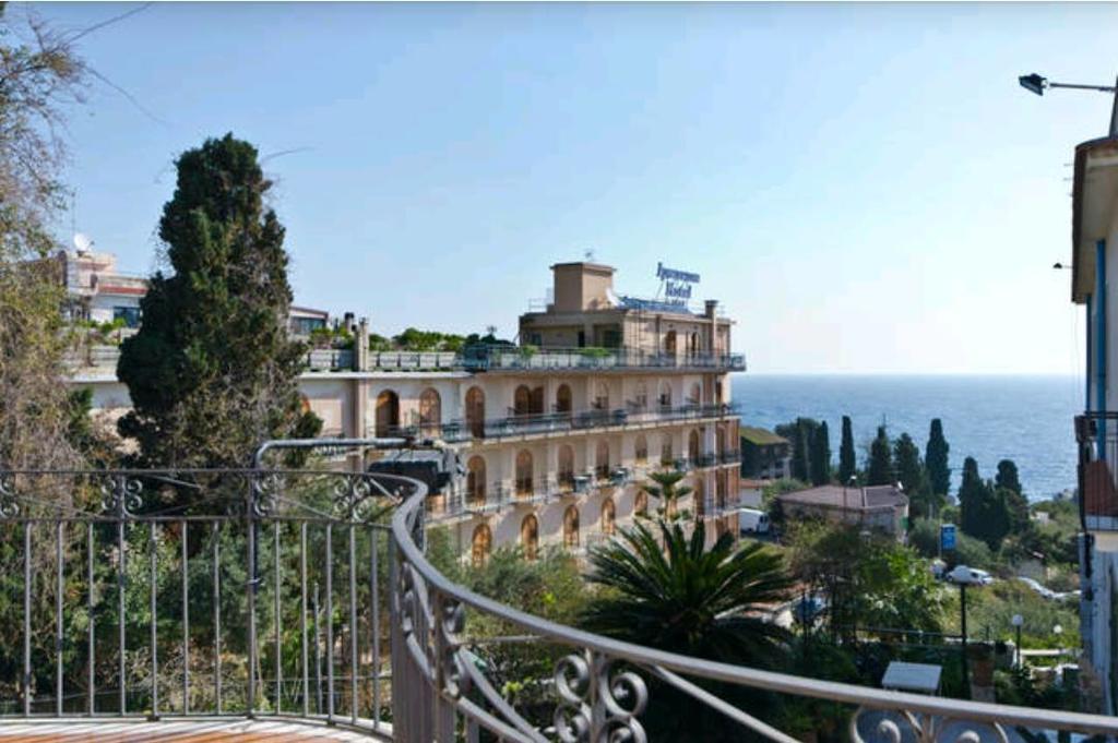 Moschella * Taormina
